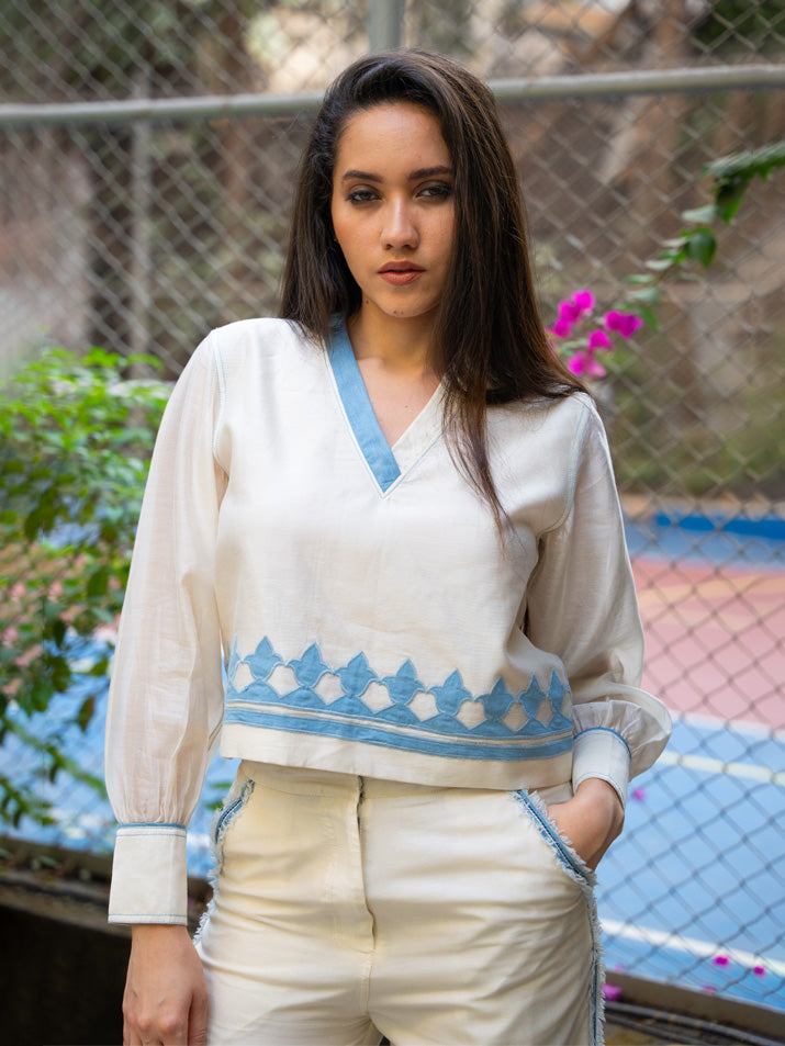 WHITE V-NECK APPLIQUE TOP