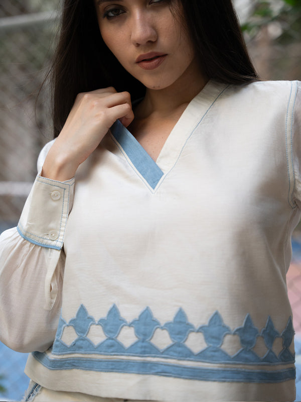 WHITE V-NECK APPLIQUE TOP