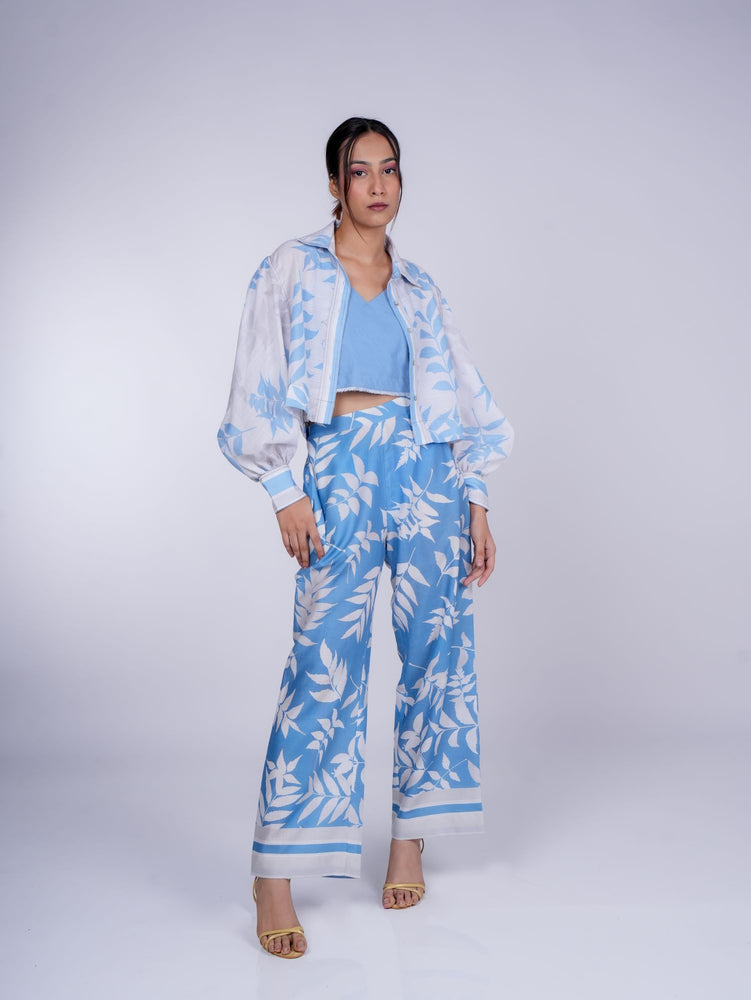 BLUE AND WHITE FOLIAGE ECO CROP SHIRT