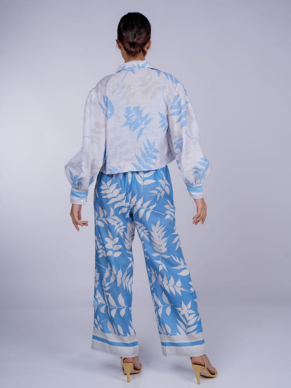 BLUE AND WHITE FOLIAGE ECO CROP SHIRT